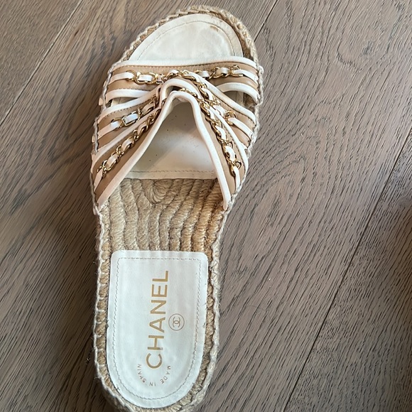 Chanel Slides - Picture 4 of 4
